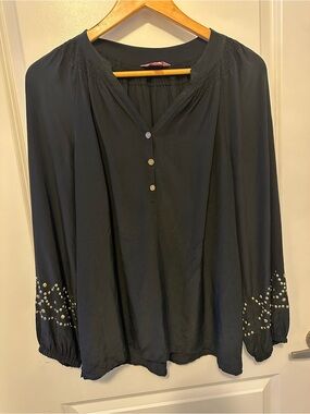 Lilly Pulitzer Black V-Neck Long-Sleeve Blouse with Studded Cuffs. EUC